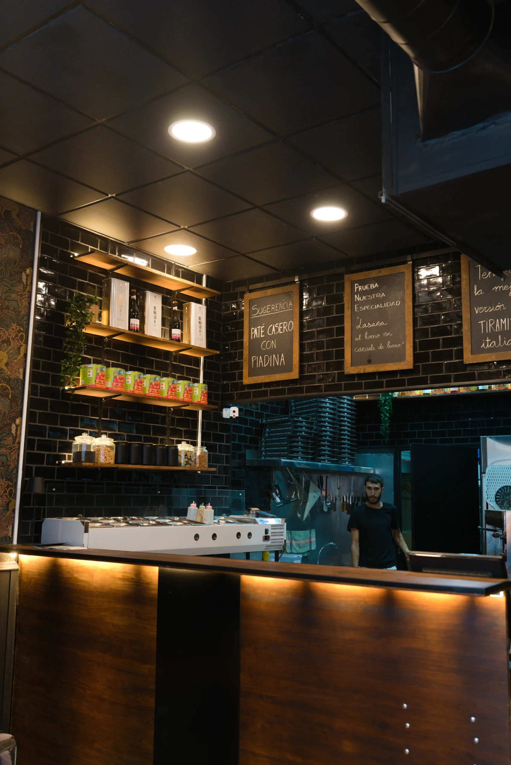 Mostrador de madera y cocina abierta del local de comida para llevar