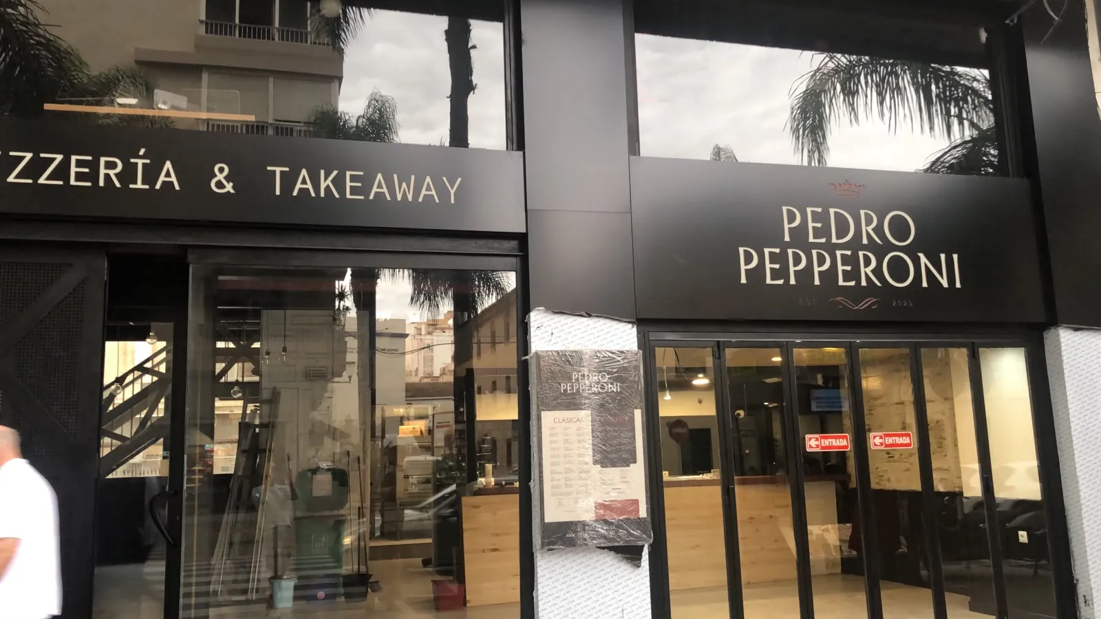 Fachada de Pedro Pepperoni con entrada acristalada